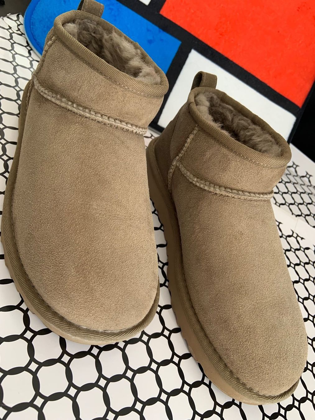 Ugg Scarpe da donna: Ugg Ultra Mini, olive/alp braun, Gr. 38 – Usato da Niederteufen venduto da mix18