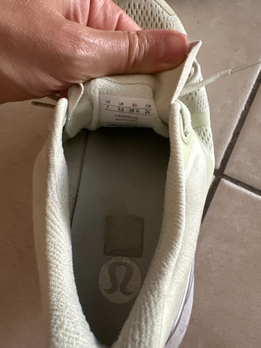 Chaussures femmes: Chaussures Lululemon  – D'occasion à Confignon par mel_9m6w 1