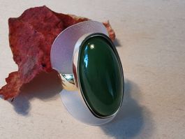 18Kt. GG schlichter Ring, grosser Jade-Cabochon UNIKAT