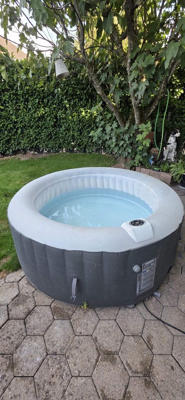 Bains à remous: jacuzzi – Défectueux à Bellach par rodebel