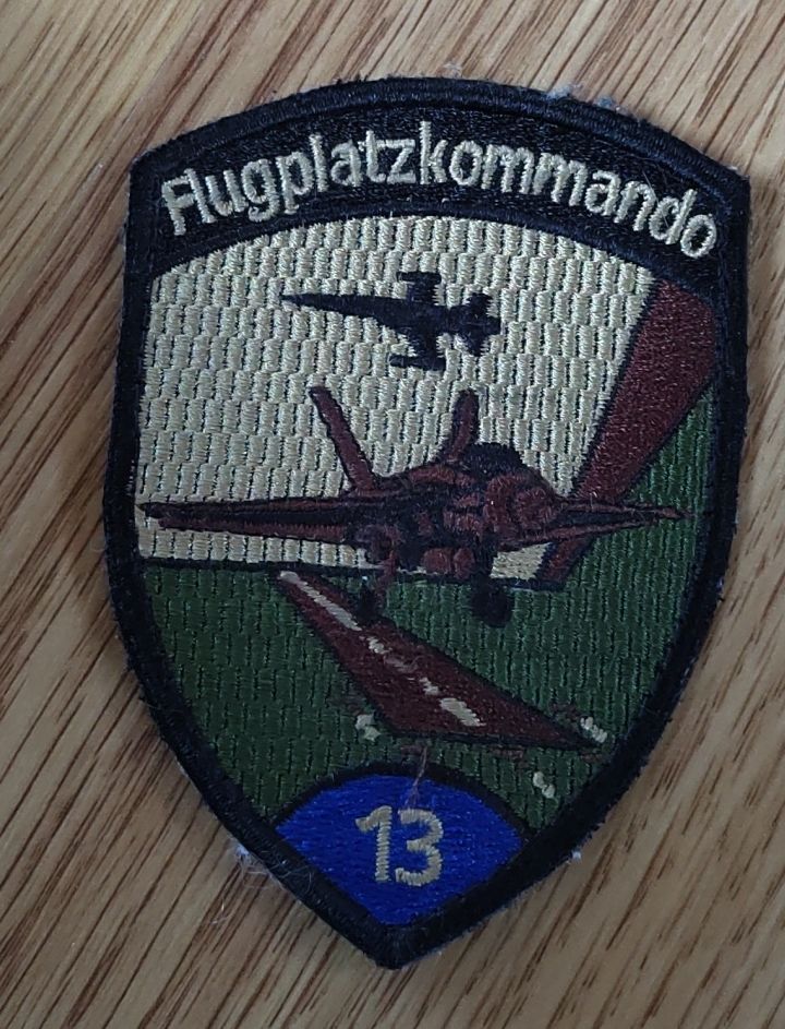 Schweizer Armee Plaketten & Abzeichen: Originales Schweizer Luftwaffe Flugplatzkommando 13 Patch – Gebraucht aus Aesch BL von isn_qd5m