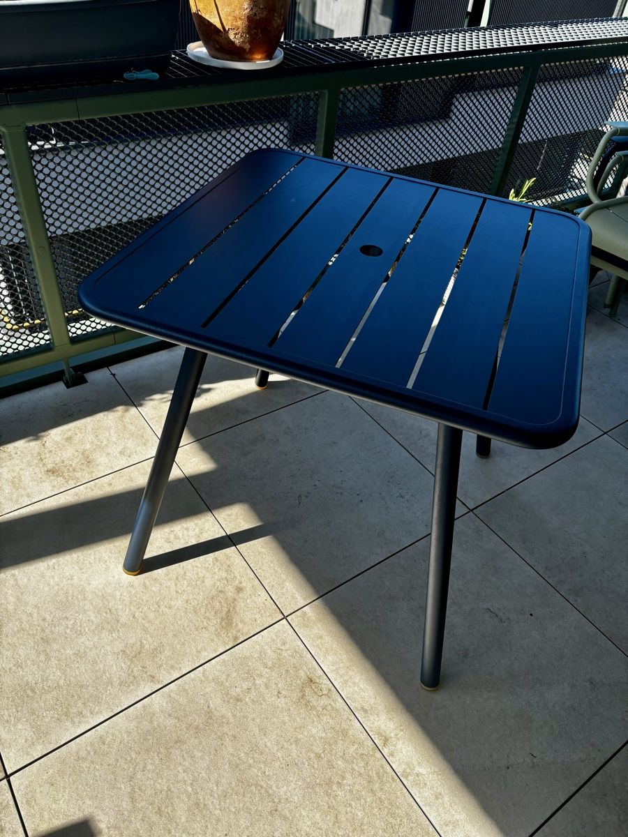 Tables: Fermob dunkelblau mit Sonnenschirmloch – Neuf (Voir description) à Uitikon-Waldegg par derlon