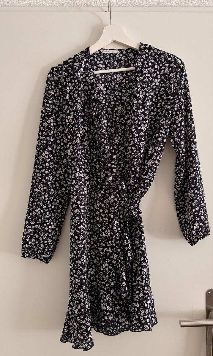 Only Robes: Wickelkleid Blumenmuster dunkelblau – D'occasion à Lausen par Claudj1 1