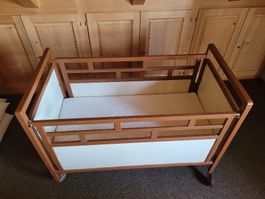 Antikes Kinderbett/Beistellbett mit Rollen, gut erhalten!