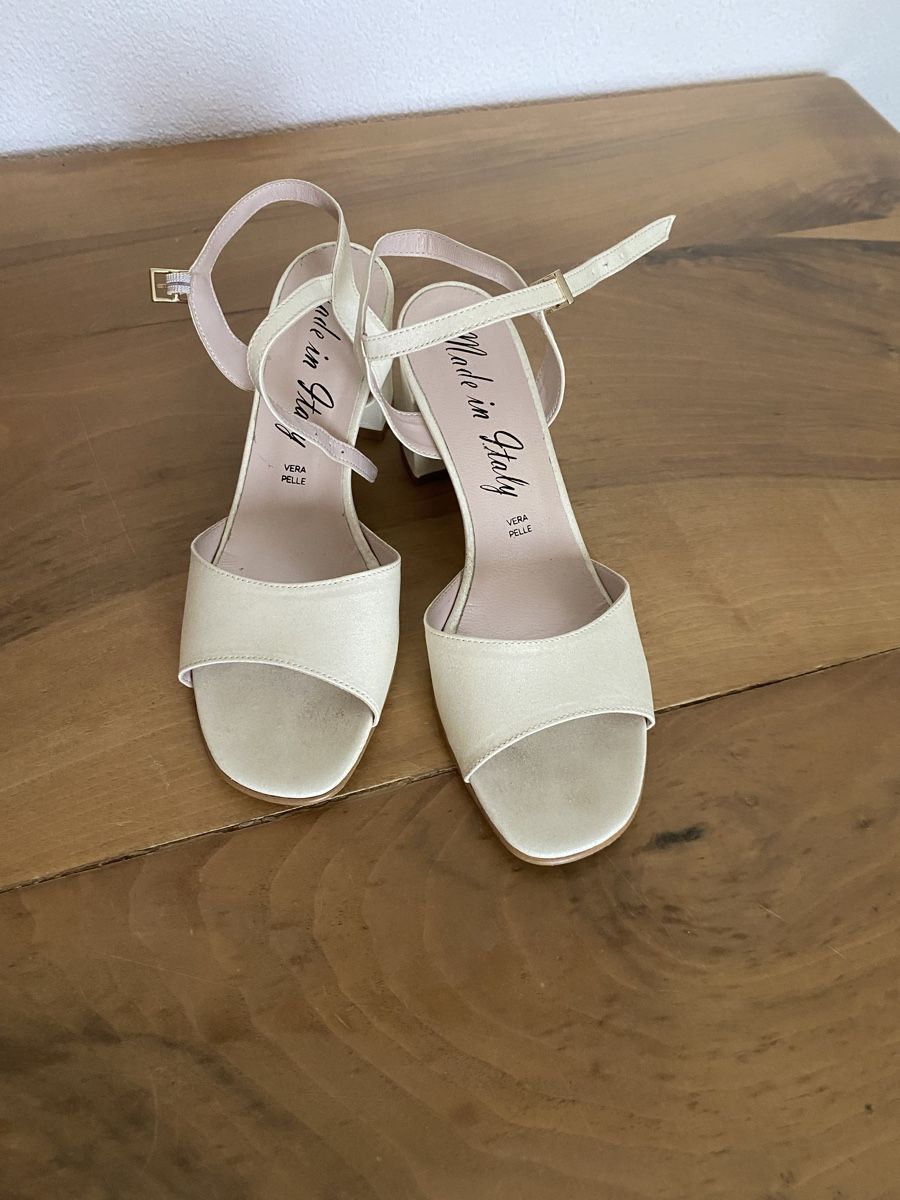 Scarpe da donna: Sandaletten hellbeige mit Glitzer Grösse 39 neuwertig – Usato da Wiesendangen venduto da Vegas2000
