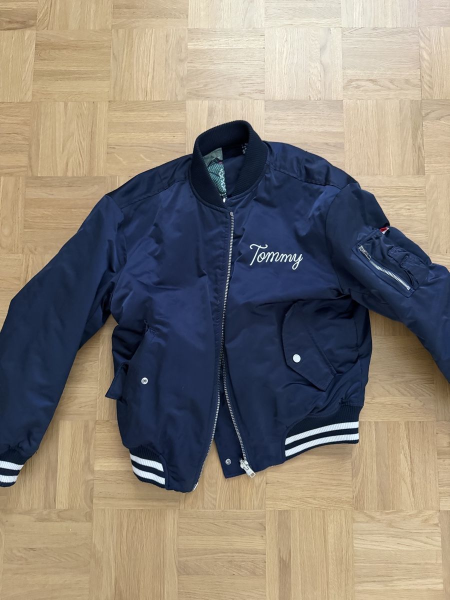 Tommy Hilfiger Jacken: Tommy Hilfiger Bomberjacke 2-seitig Grösse S – Gebraucht aus Bern von al.essia