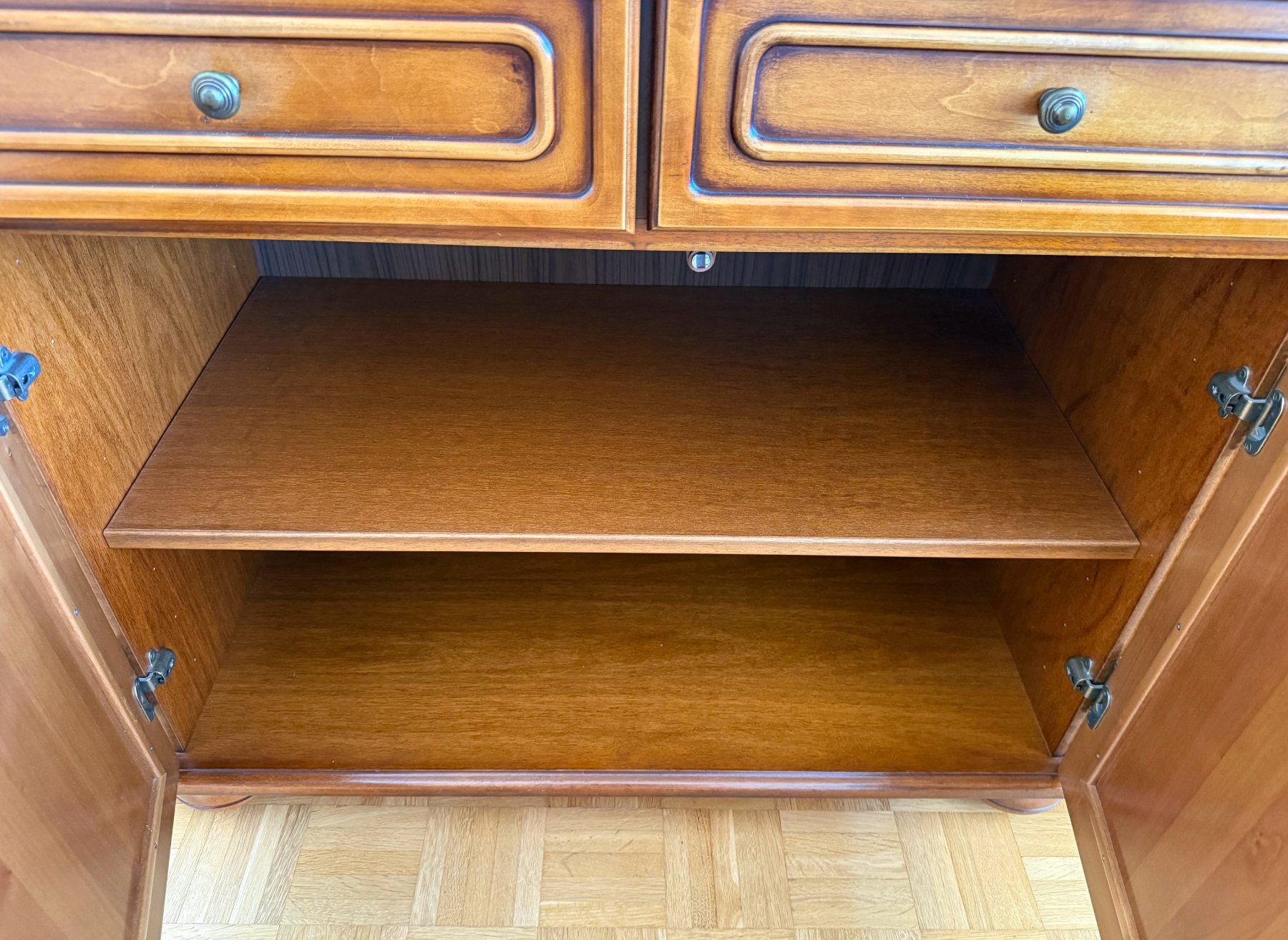 Pfister Buffets: Sideboard, Nussbaum, mit Schubladen und Tablaren – D'occasion à Uerikon par TT51 2