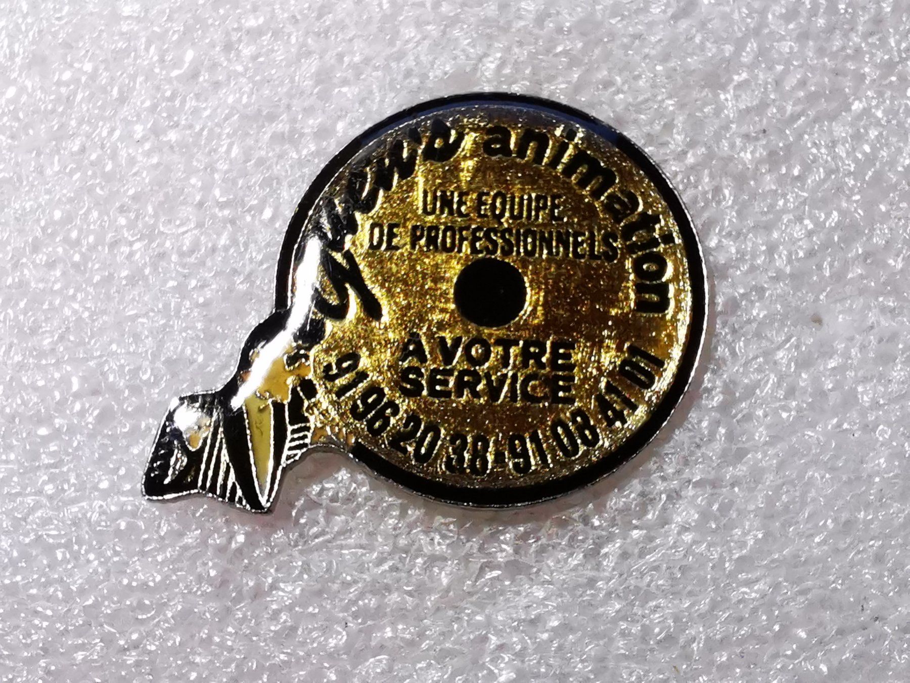 Plaketten & Abzeichen: Ansteckpin 64: A Votre Service – Gebraucht aus Oppligen von Pin-Fall-Shop
