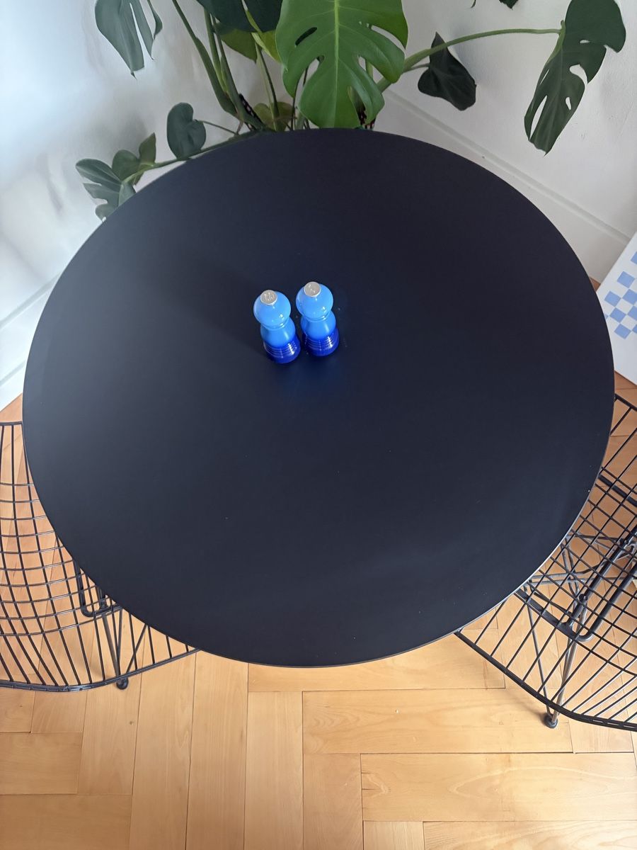Set di tavolo e panche: Vitra Bistrotisch und Stühle – Nuovo (secondo la descrizione) da Zürich venduto da sab_7x2d 2