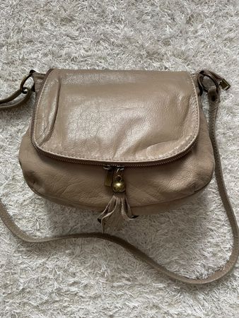 Sac bandoulière cuir beige porté épaule femme 32cm