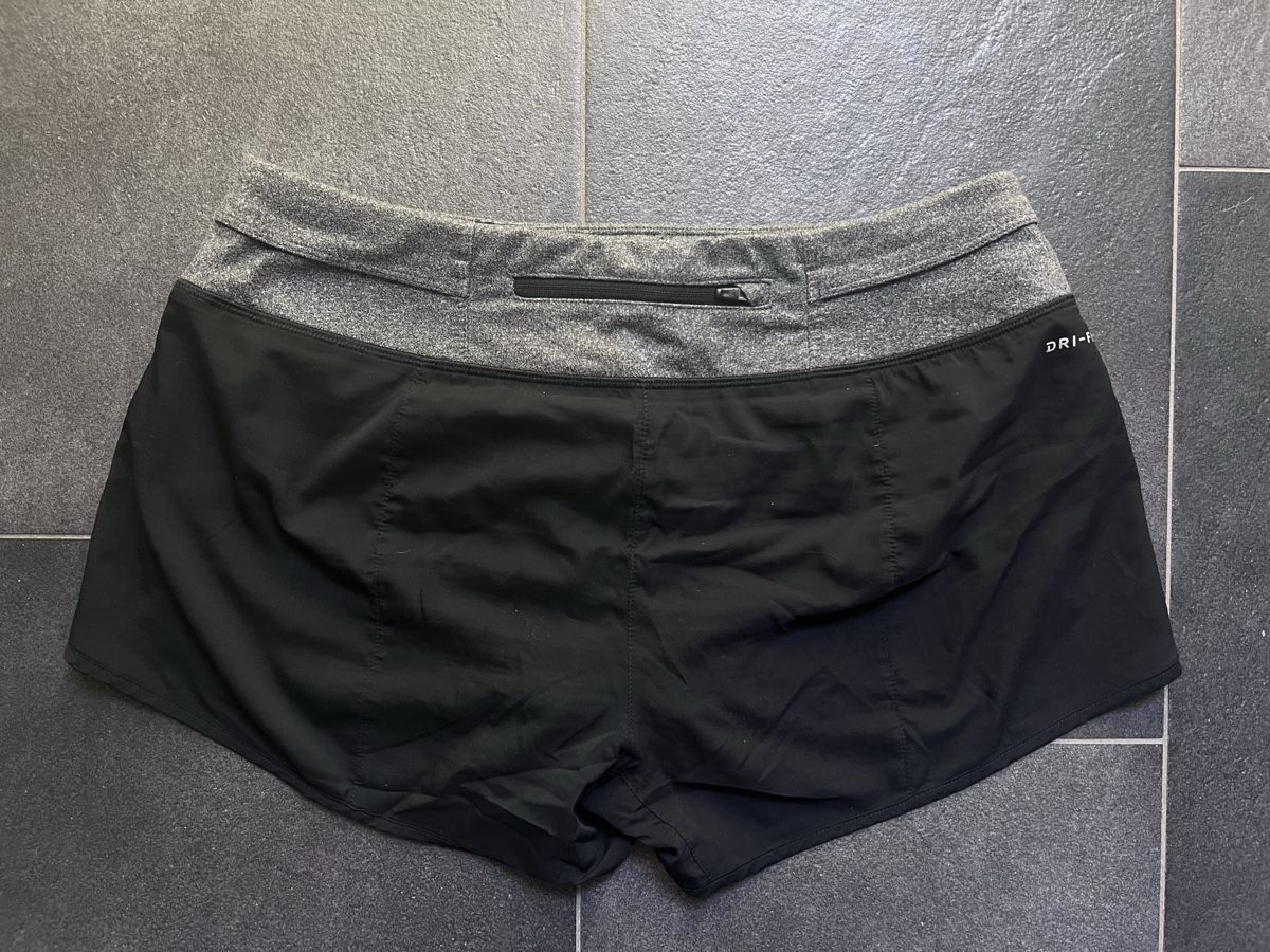Nike Pantaloni: Nike Damen Laufshorts Gr. M – Usato da Wil / ZH venduto da Fellow16 2