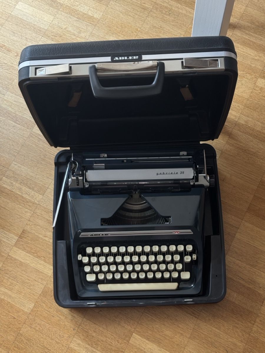 Adler Machines à écrire: Adler Gabriele 35 typewriter with case – D'occasion à Herrliberg par psm_67l5