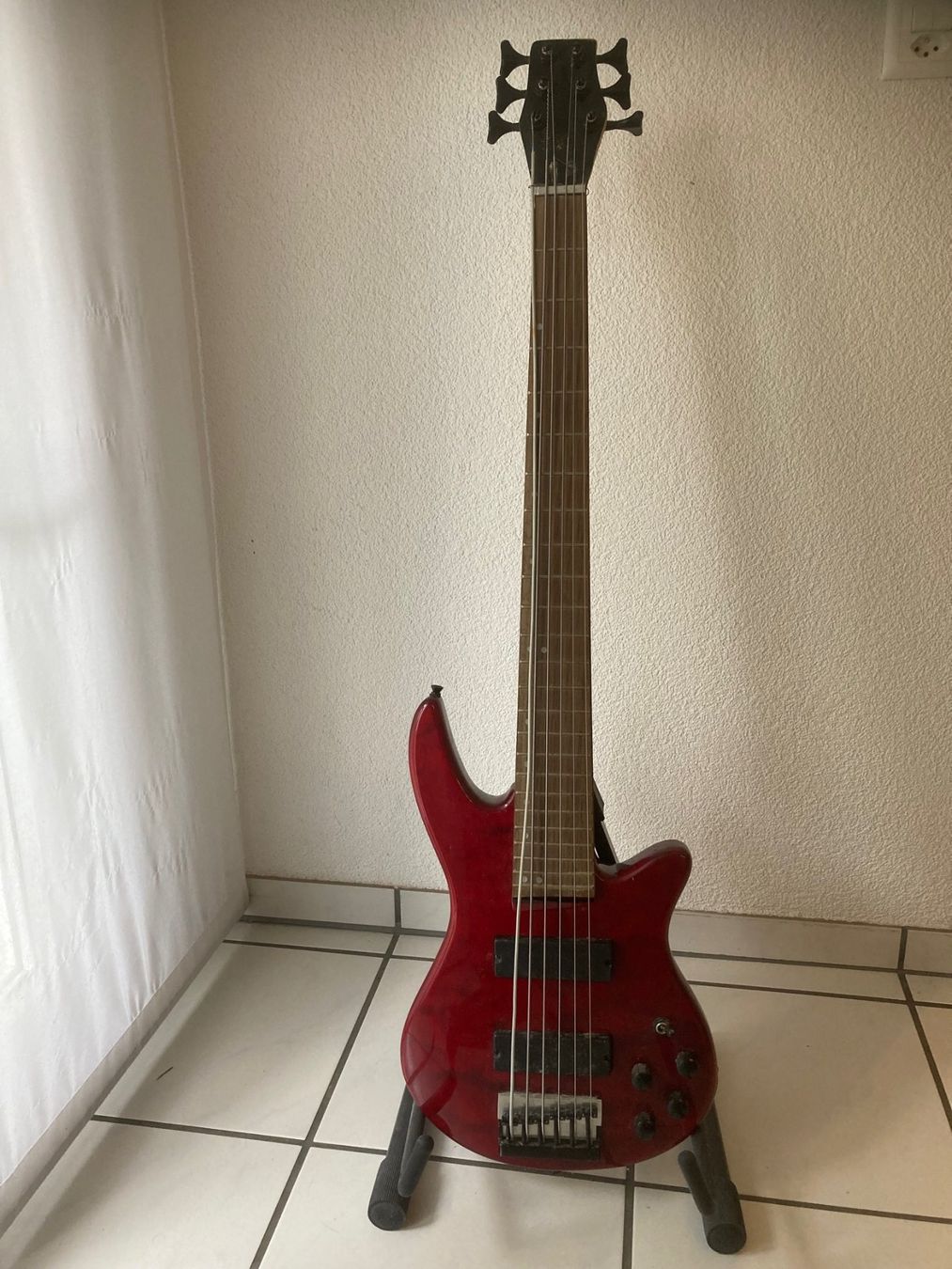 Strumenti musicali: Roter E-Bass mit 6 Saiten – Usato da Bonstetten venduto da Knight2100