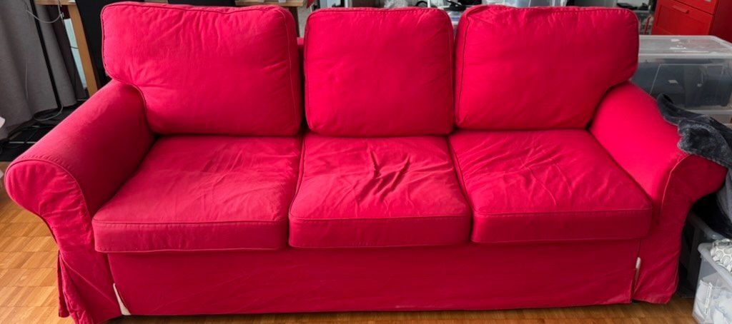 Ikea Sofas: Red sofa for three. IKEA. 100x220cm – D'occasion à Glattpark (Opfikon) par theotherguy