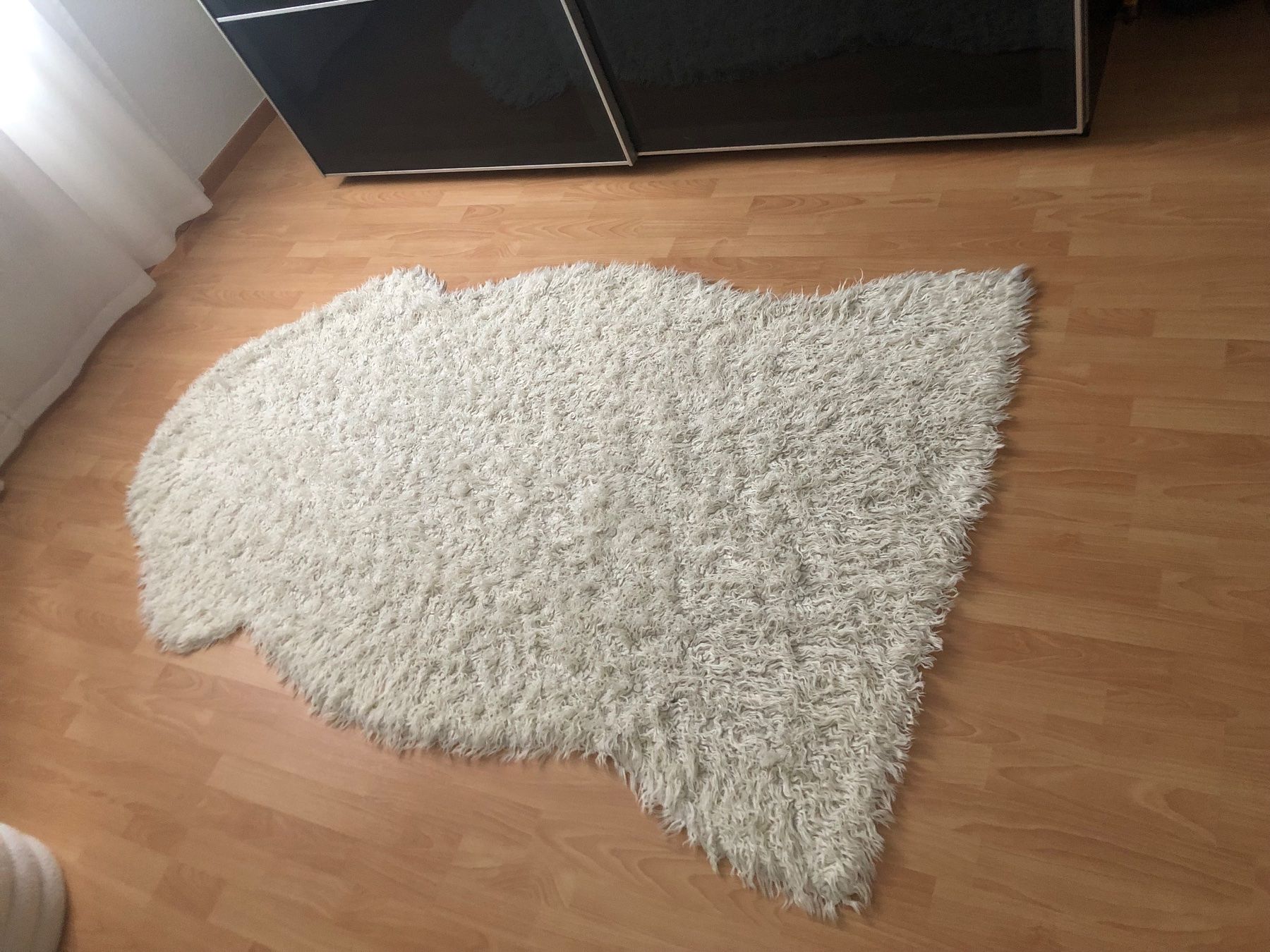 Tappeti: Flauschiger Teppich in Fellform – Usato da Veltheim AG venduto da Beazam 1