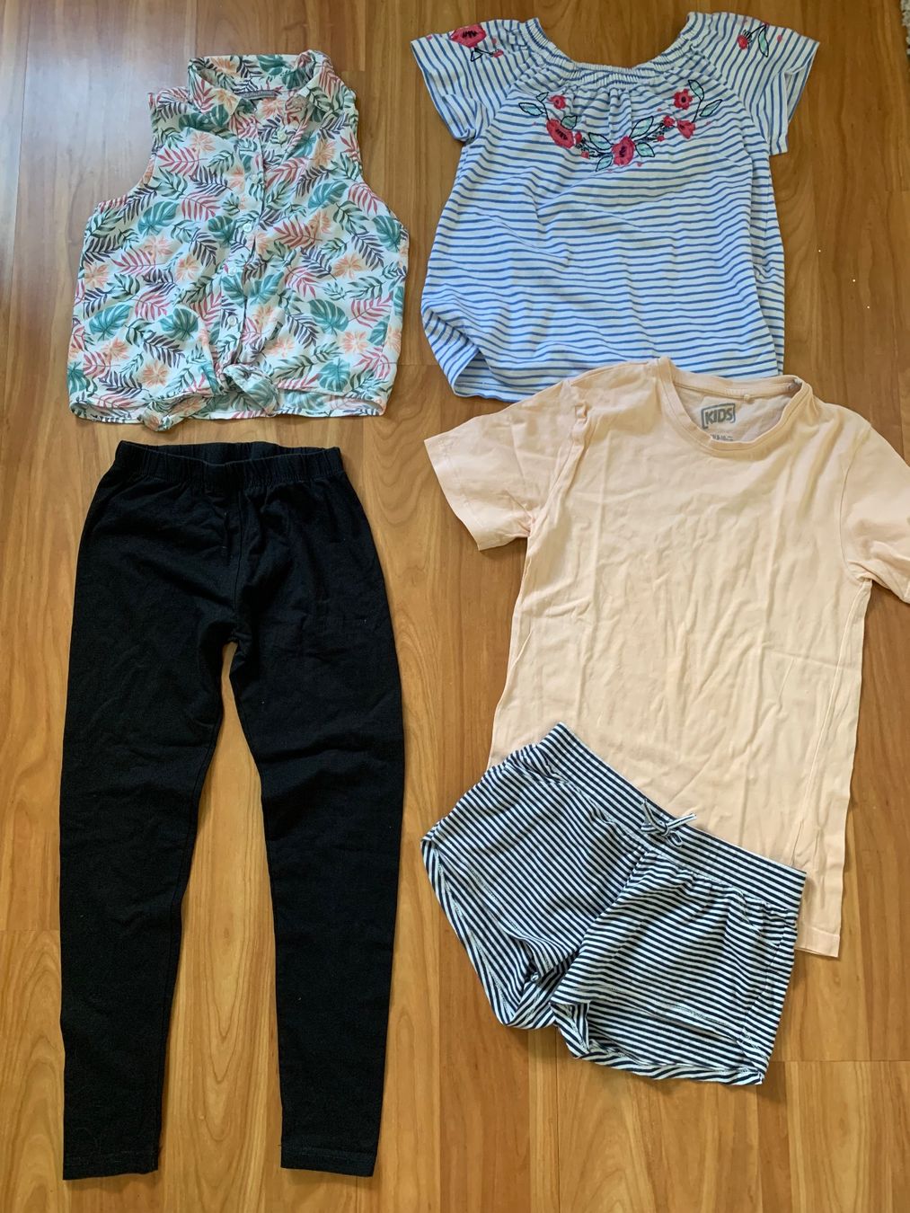 Lotti & Set di vestiti: Mädchen Kleiderpaket Grösse 140 – Usato da Ettingen venduto da evs_6w9m