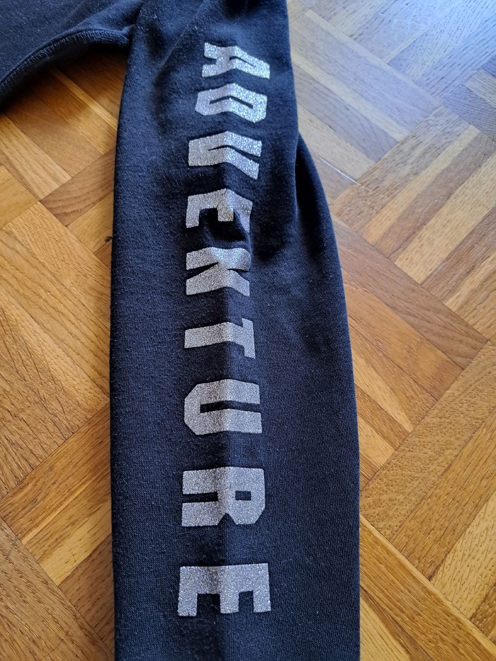 H&M Maglioni & Felpe: Kapuzenpullover schwarz Grösse ca. 158 Glitzer 58 Adventure – Usato da Muttenz venduto da DesiW88 3