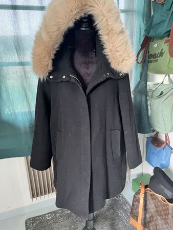 Schöner schwarzer Wintermantel