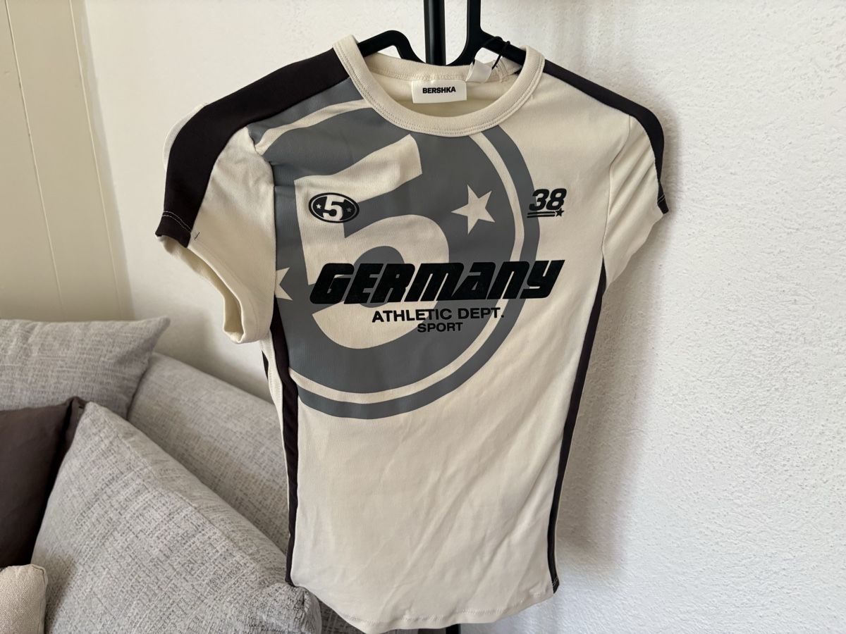 Bershka T-shirts: germany t-shirt  – Neuf avec emballage d'origine à Grindelwald par juliacieeslak