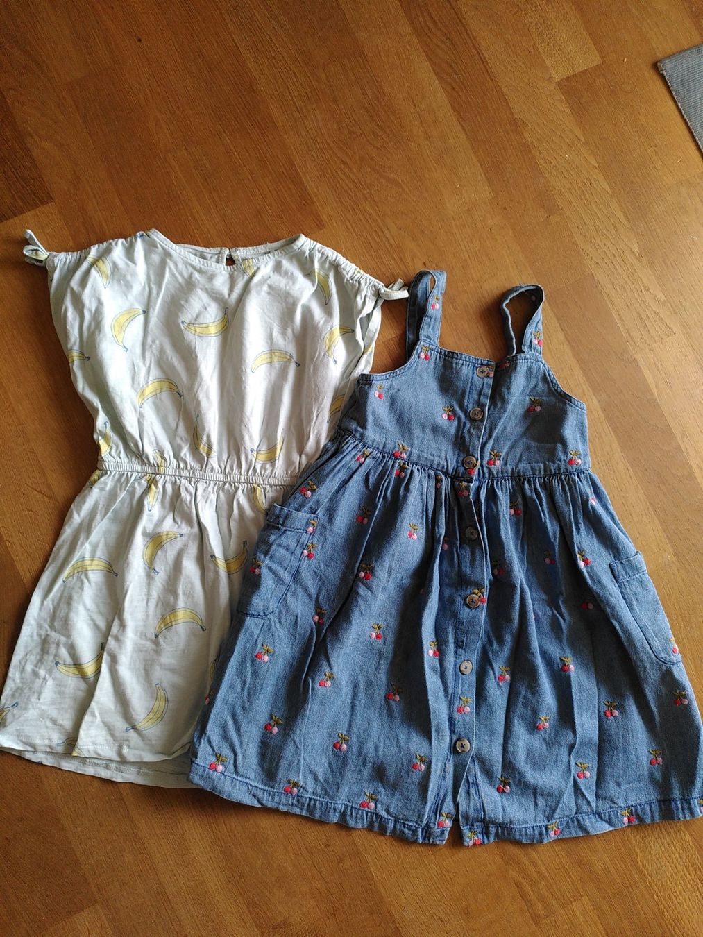 Kleider & Röcke: Kleider 2 Stk. Monoprix/man Grösse 8 mit Kirsche/Bananen – Gebraucht aus Winterthur von Jonatsch