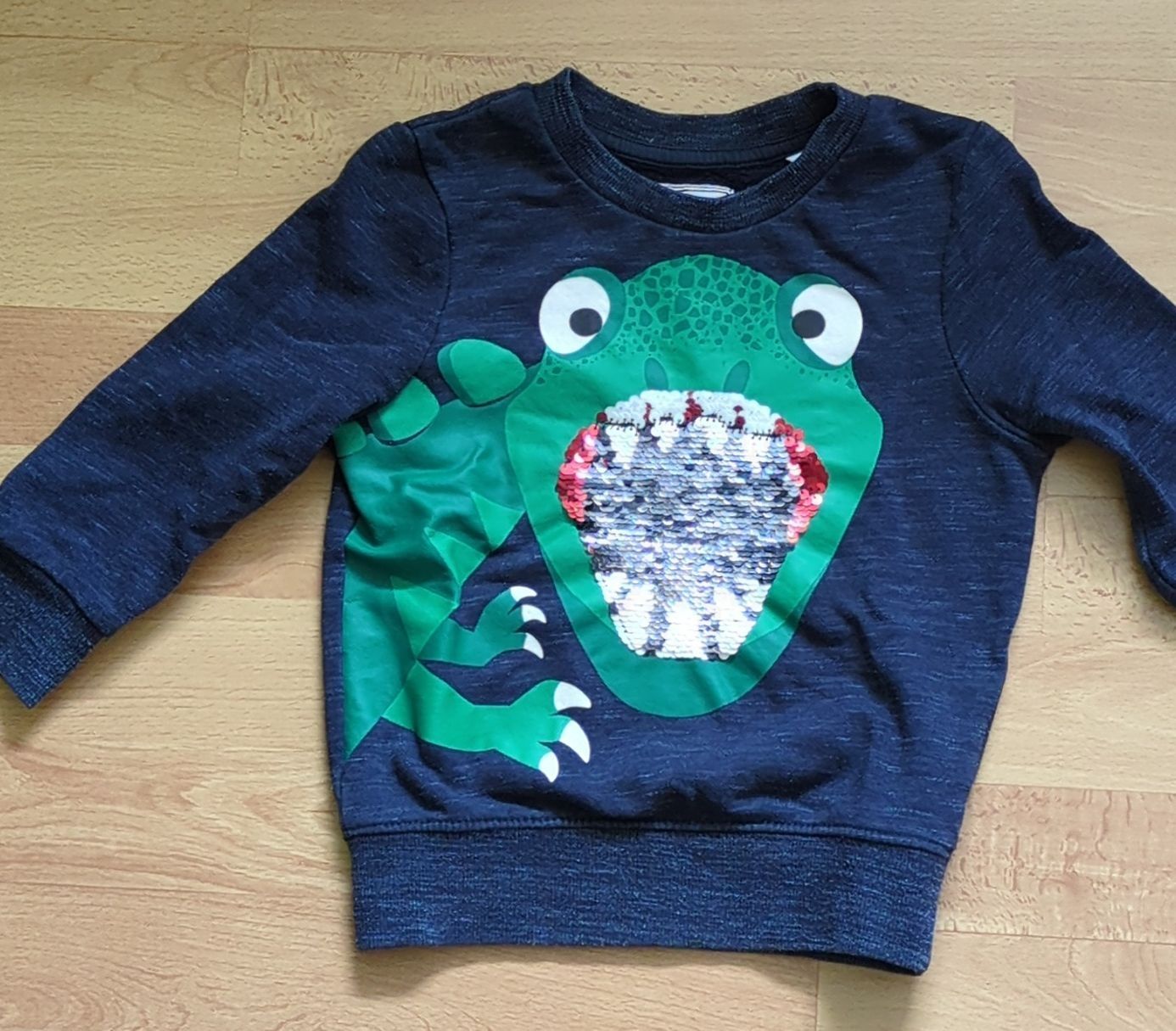 C&A Maglioni & Felpe: Kinder Pullover Grösse 104 Dunkelblau Dino Motiv – Usato da Adlikon b. Andelfingen venduto da IlonaSp