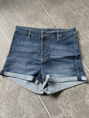 Kurze blaue Hose