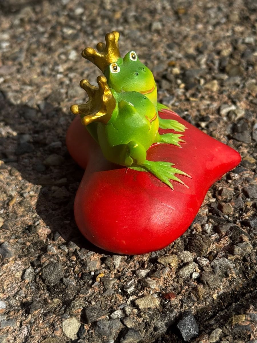 Statuette: 2 Froschkönige Herz – Usato da Egg b. Zürich venduto da Brocki_Insel_Egg 2