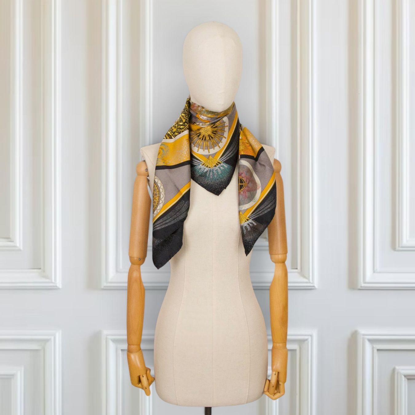Hermès Foulard & Sciarpe: Hermès Carré "Feux d'Artifice" schwarz – Usato da Binningen venduto da Designerlabels 3