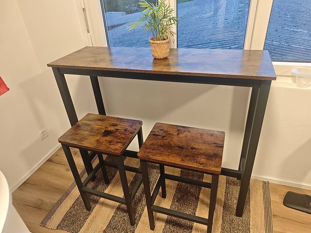 Tavoli: Bartisch mit Barhocker – Usato da Vaduz venduto da Ravi_kev