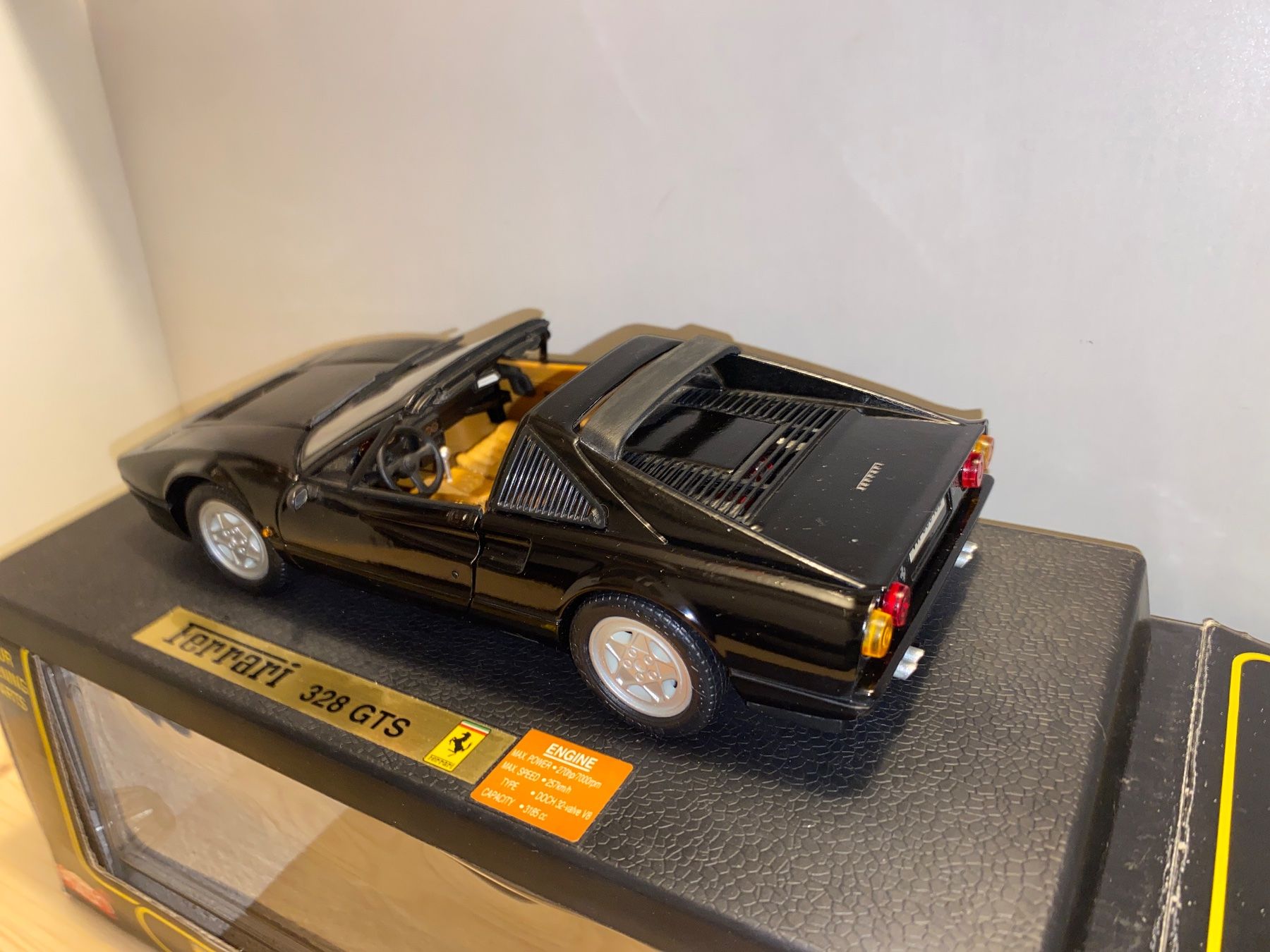 Ferrari Modellini d'auto: Ferrari 328 GTS 1/18 – Usato da Wohlen AG venduto da PrivatSammlung 2