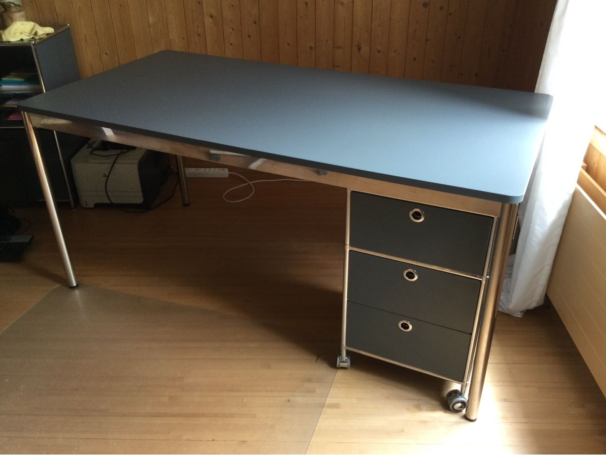 Bureaux: Bürotisch dunkelgrau Metallgestell – D'occasion à Meilen par moritz033