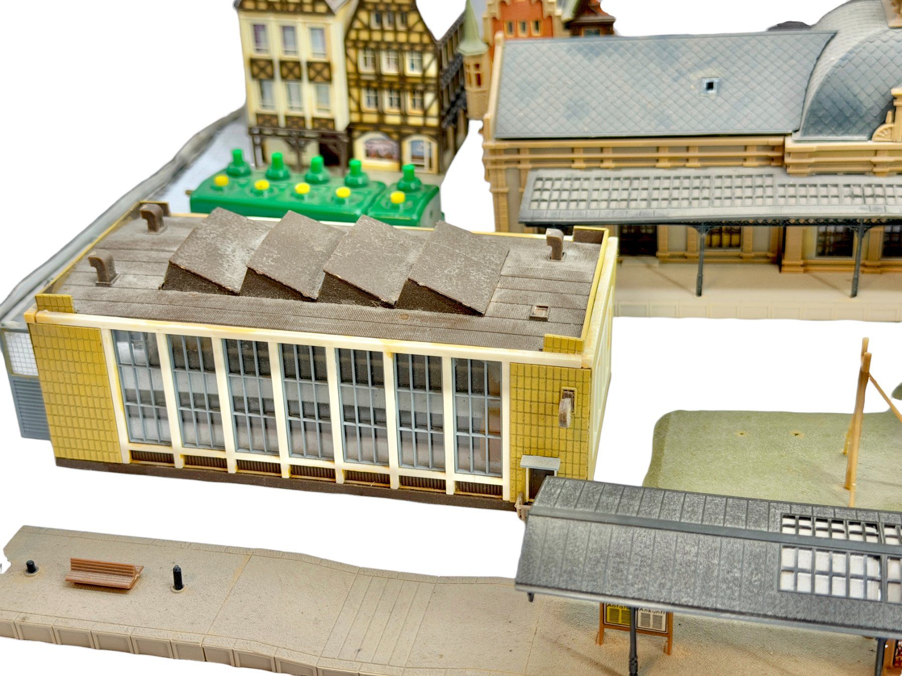 Kibri Modellini di ferrovie: Lot de 11 bâtiments miniatures pour circuits de train – Usato da Morges venduto da vintiques 5
