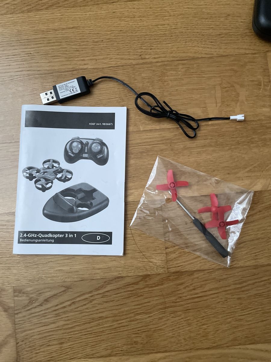 Giocattoli: Drone miniature rouge et noir avec télécommande – Usato da Genolier venduto da Tom0712 2