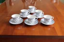 6 edle Kaffeetassen mit Untertellern, blaues Blumenmuster