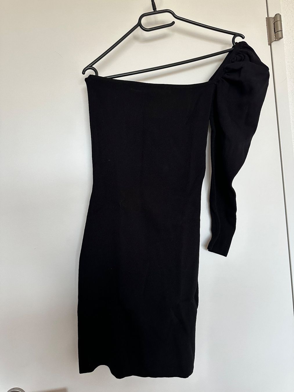 Mango Vestiti: Mango Damenkleid Etui - schwarz & One-shoulder - NEU! – Nuovo (secondo la descrizione) da Pfäffikon SZ venduto da ansyyy