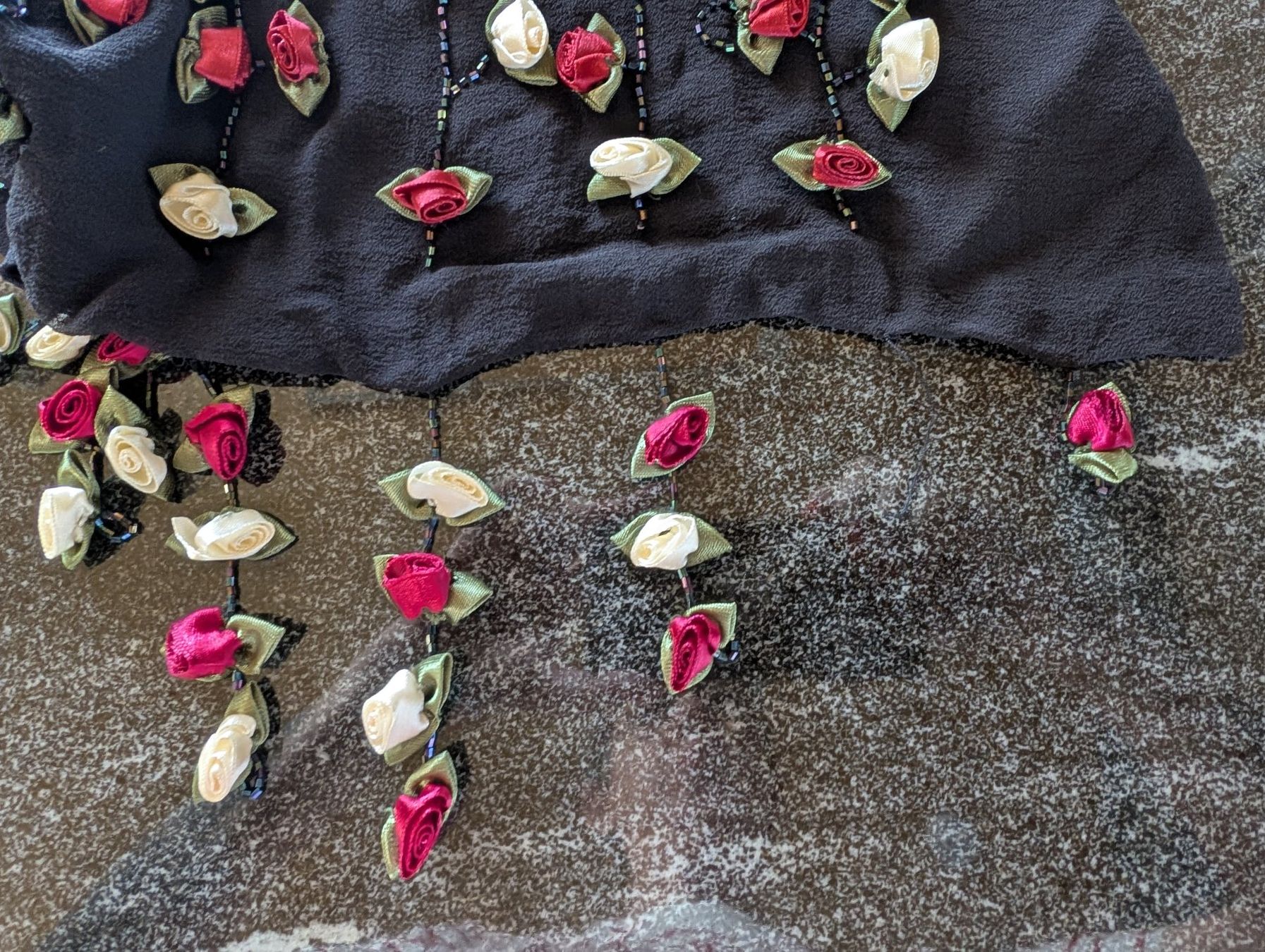 Foulards, Tücher & Schals: Eleganter schwarzer Seidenschal mit Rosen – Gebraucht aus Ettingen von Chrisdots 6