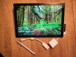 Surface Pro 4 zurückgesetzt mit Stift und USB-C Lade-Adapter