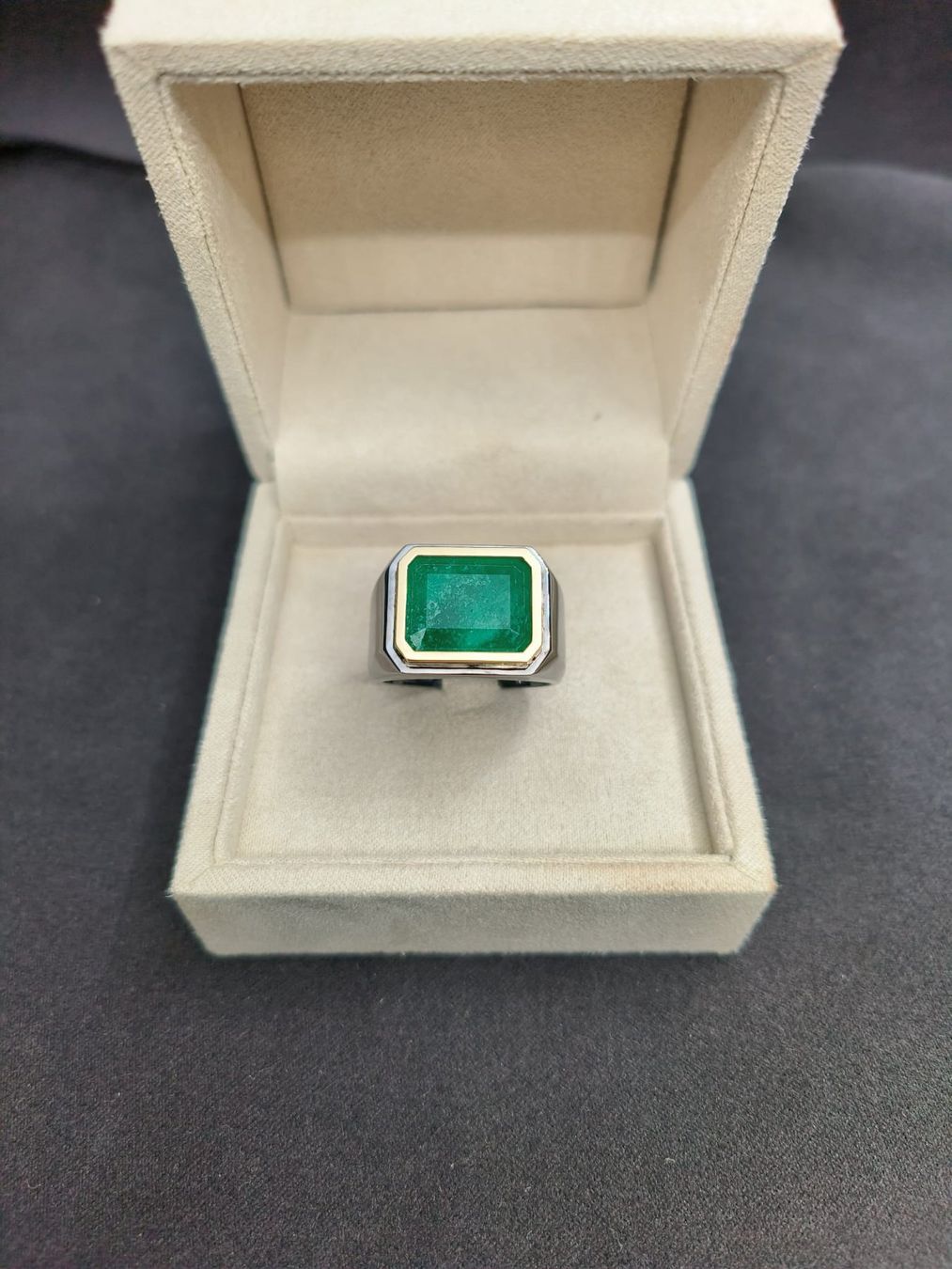 Anelli: Chevalière solitaire émeraude – Nuovo e nell'imballaggio originale da La Chaux-de-Fonds venduto da curtitswisswatches 1