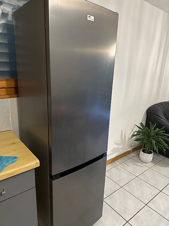 Frigoriferi: Kühlschrank mit tiefkühler – Usato da Leukerbad venduto da leo_2cz7