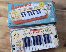 Djeco Animambo Synthesizer / Kinder-Keyboard aus Holz