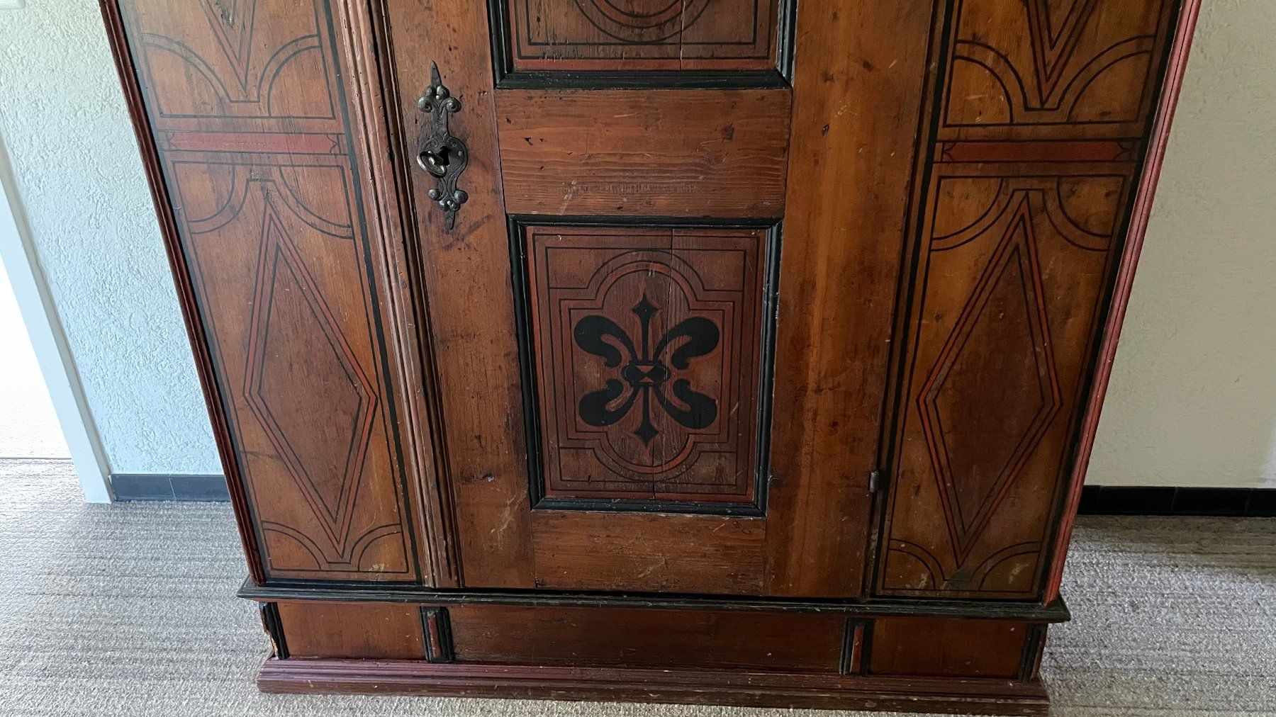 Armoires: Antiker Schrank mit Bemalung, mittelgross – D'occasion à Muri b. Bern par 4claudi 3