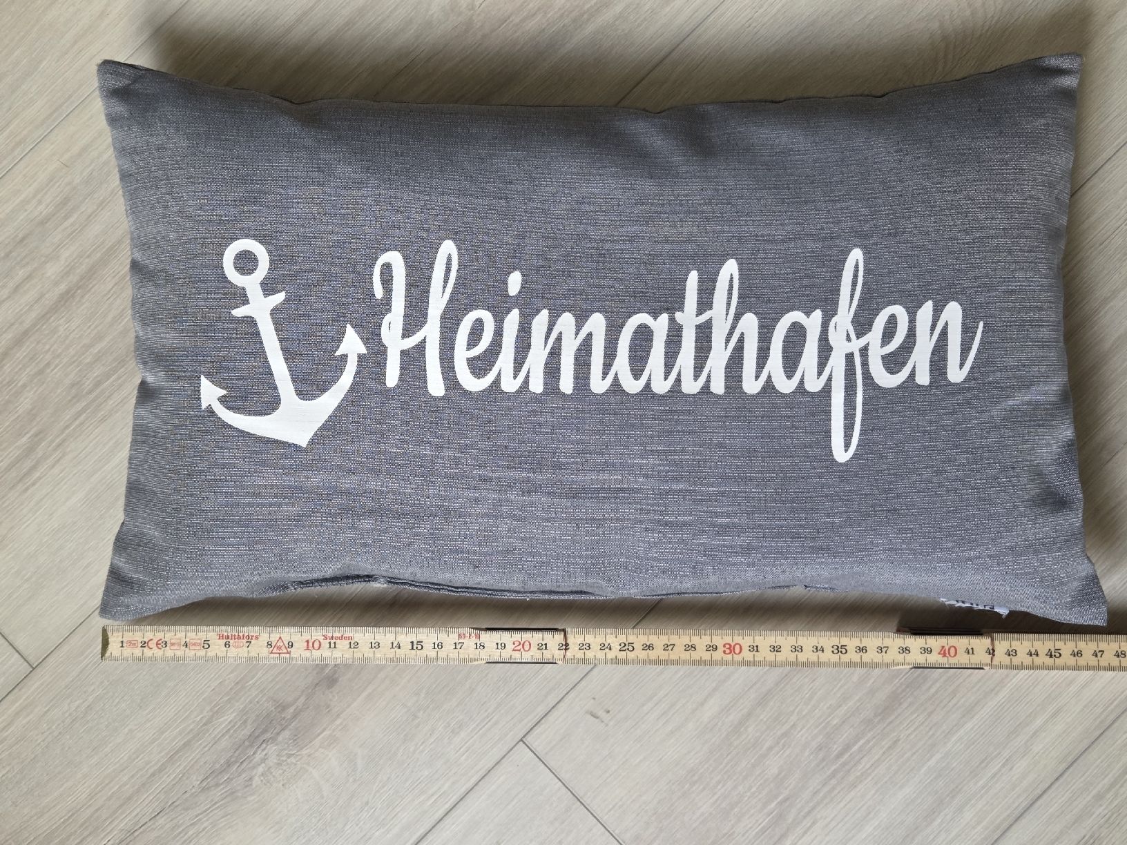 Cuscini: Zierkissen " Heimathafen" grau – Usato da Grosshöchstetten venduto da Dirue 1
