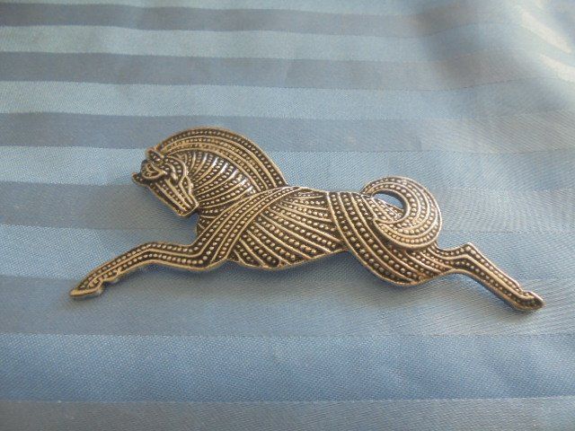 Broches & Aiguilles: Brosche springendes Pferd – D'occasion à Hinwil par Glasperlen 1