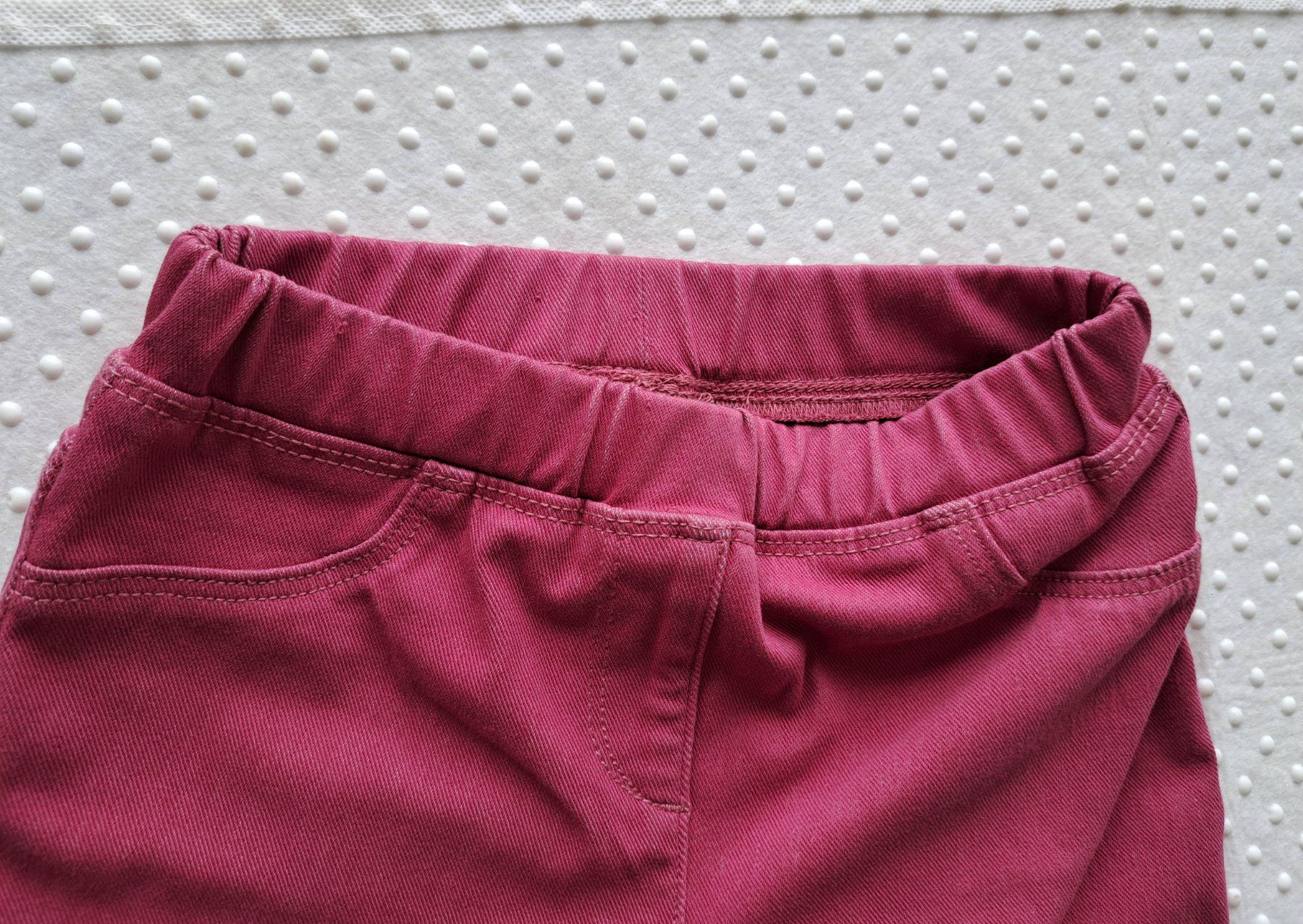 Pantaloni: Beerenfarbene Mädchen Hose, Grösse 128, bequem – Usato da Gysenstein venduto da joshuas81 2