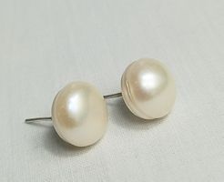 Elegante Ohrstecker mit echten Süsswasserperlen.