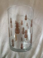 Glas mit goldenen Ananas