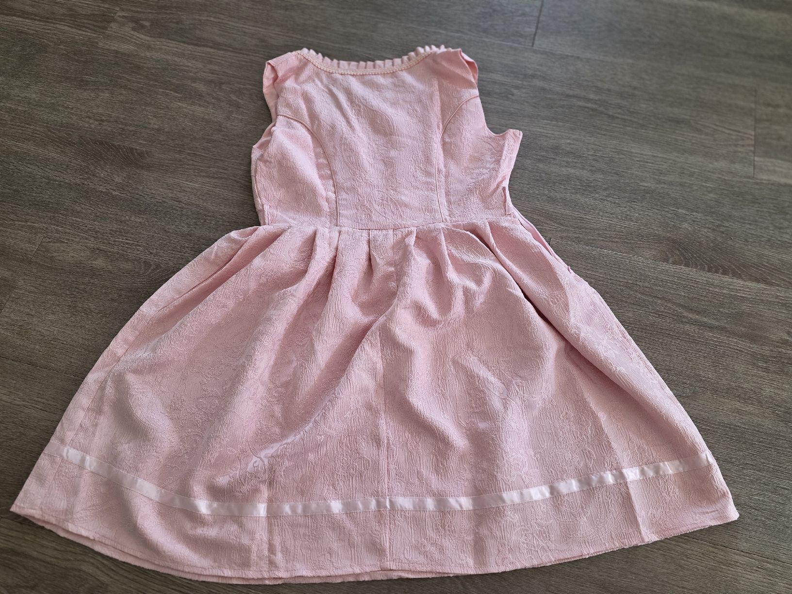 Kostüme: Süsses Dirndl-Set, Grösse M, Rosa inkl. Schuhe, Socken – Neu (gemäss Beschreibung) aus Düdingen von Girl 9