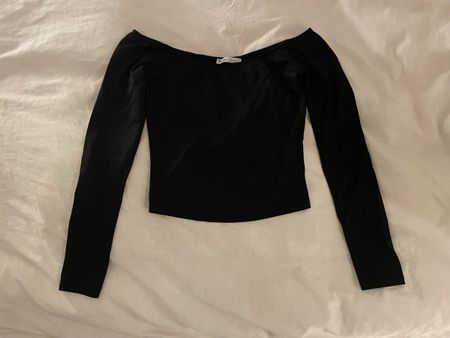 Schulterfreies schwarzes Langarm, Bershka Grösse S