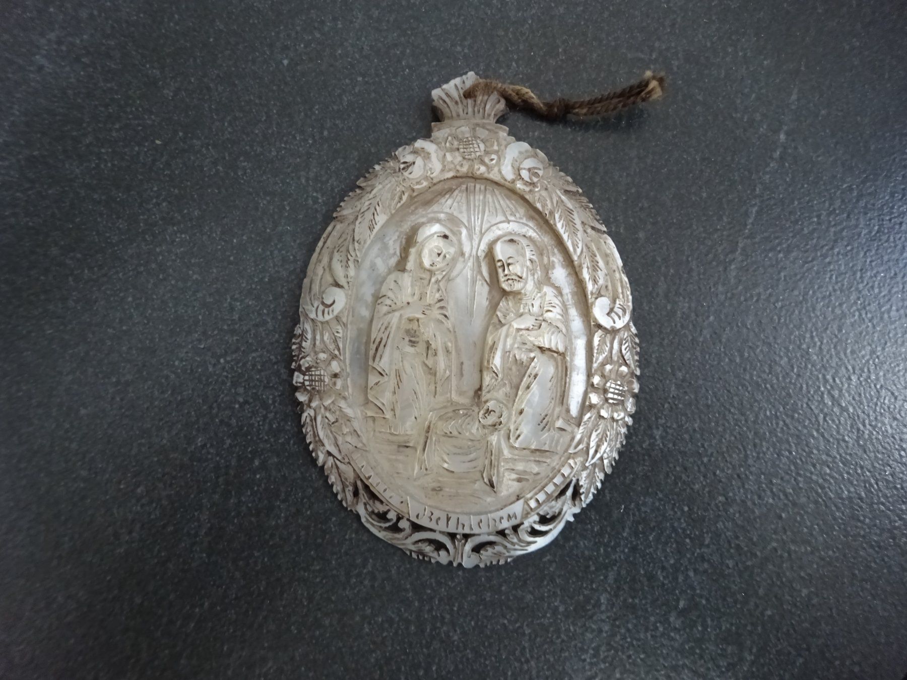 Tutte le decorazioni: Anktike Perlmutt Krippe / Schnitzerei 18Jh. – Usato da Esslingen venduto da FetteSchnecke