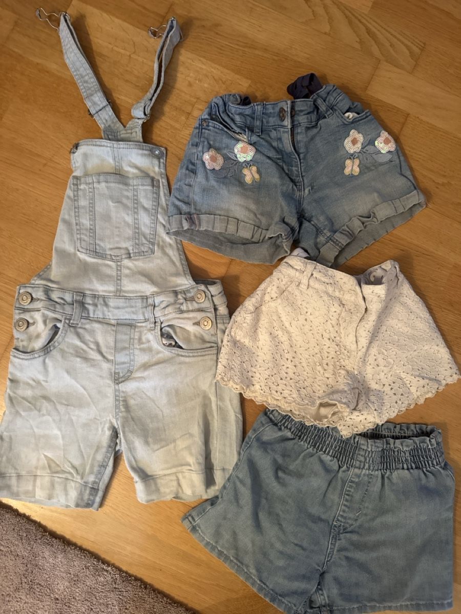 Pantaloni: 4 Shorts Mädchen 128 – Usato da Wädenswil venduto da dor_ddx7